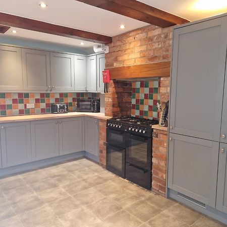 Hereford - Falcon House - Spacious 5 Bedroom House With Games Room - Sleeps 14 Guests - Great Property For Family & Friends Gathering Together - Hosted By Rentmyhouse Exterior photo