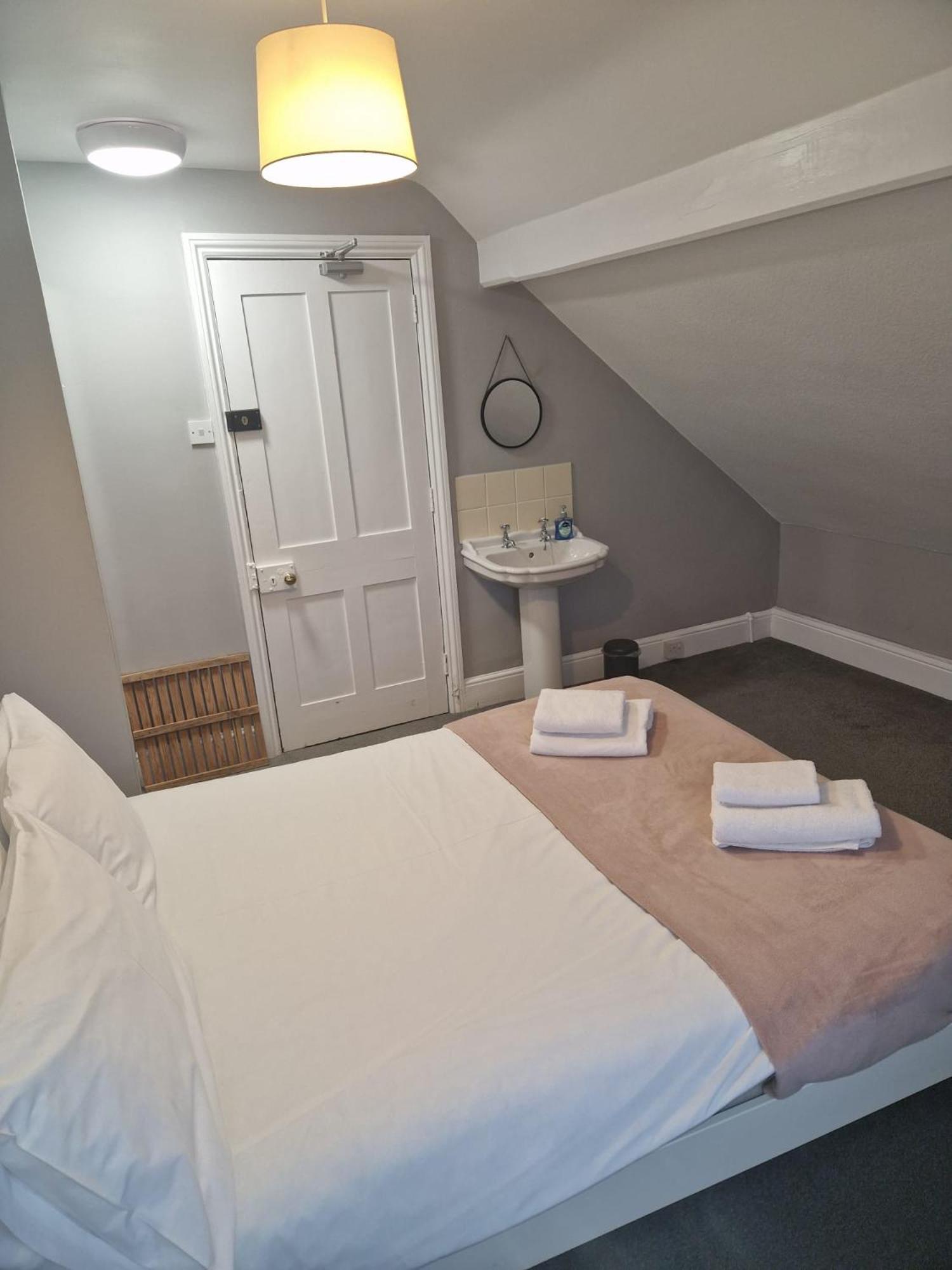 Hereford - Falcon House - Spacious 5 Bedroom House With Games Room - Sleeps 14 Guests - Great Property For Family & Friends Gathering Together - Hosted By Rentmyhouse Exterior photo
